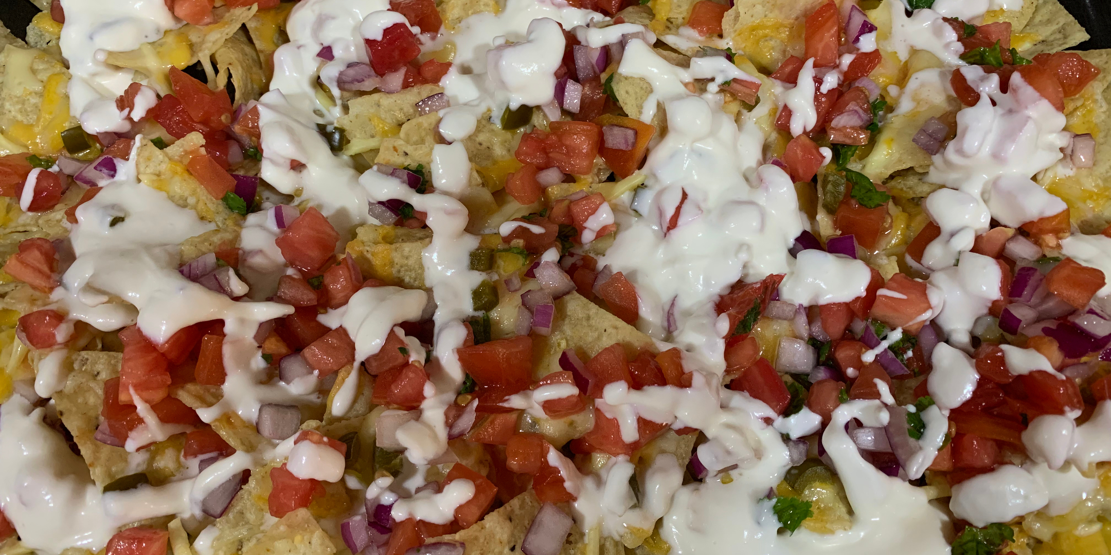 Nachos con pico de gallo y crema agria