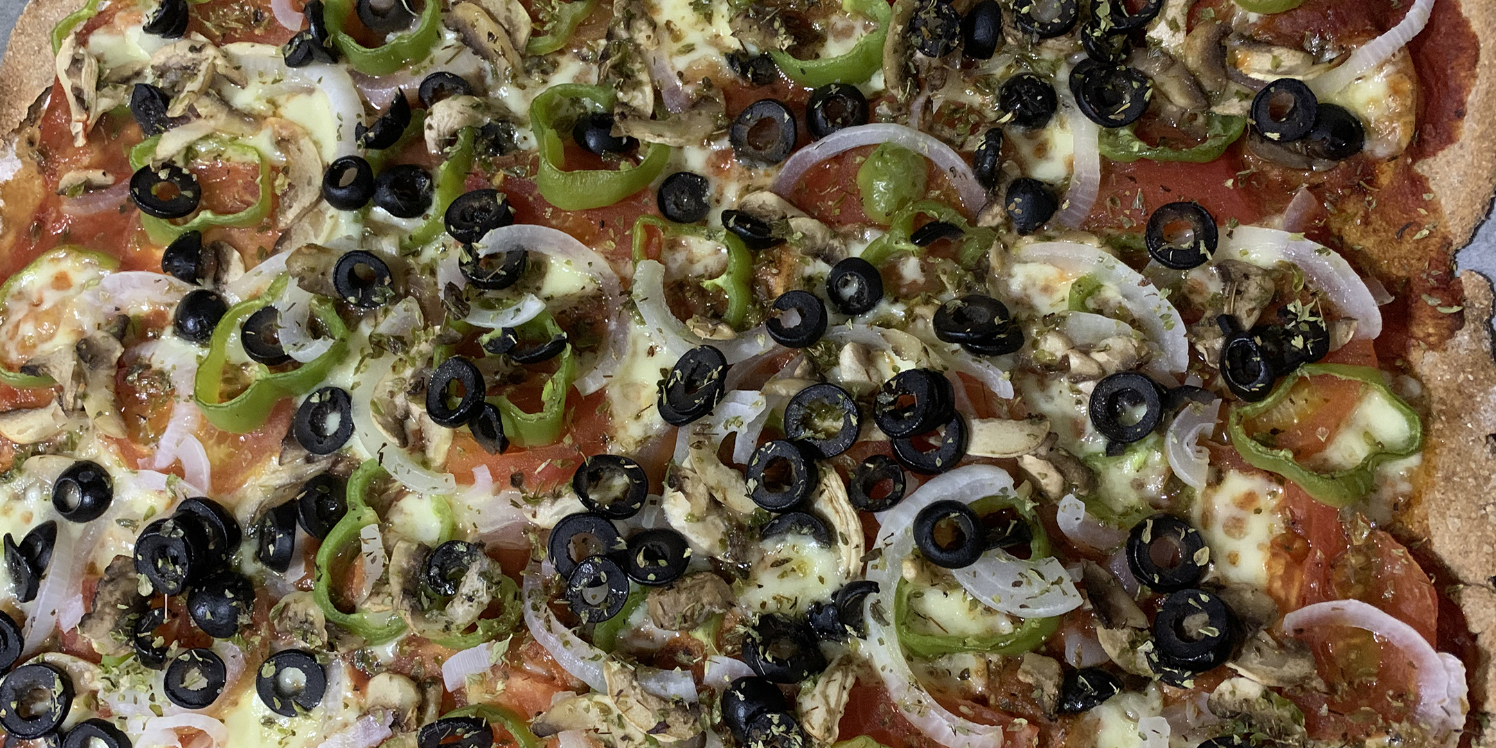 Pizza vegetariana con masa integral